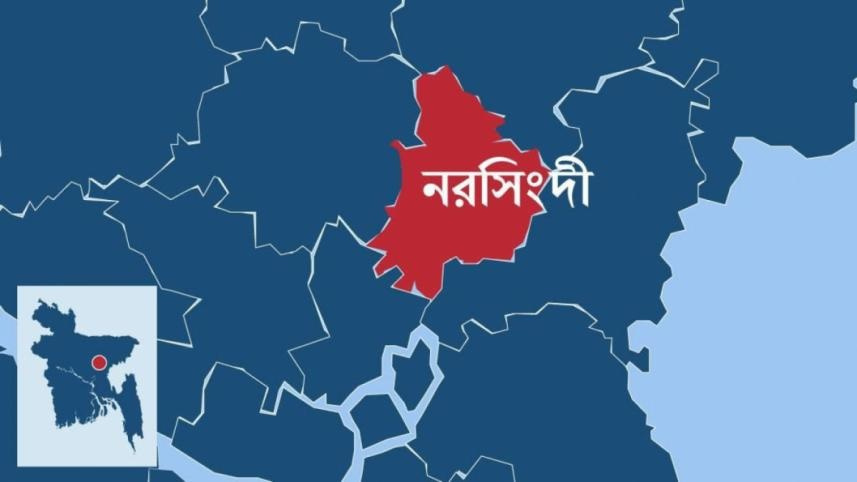 মাইক্রোবাস থেকে ফেলে দেওয়া বৃদ্ধের মৃত্যু, চালককে আটক করে থানায় দিলো এলাকাবাসী